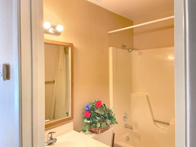 Building Photo - REMODELED 2BR 2BA HOUSE, POOL, PATIO, GREA...