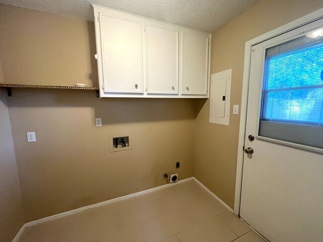 Building Photo - Charming single-story home with 4 bedrooms and 2 bathrooms for rent in neighborhood of Anderson M...