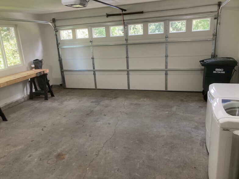 Garage with washer/dryer - 2549 Yew Street Rd