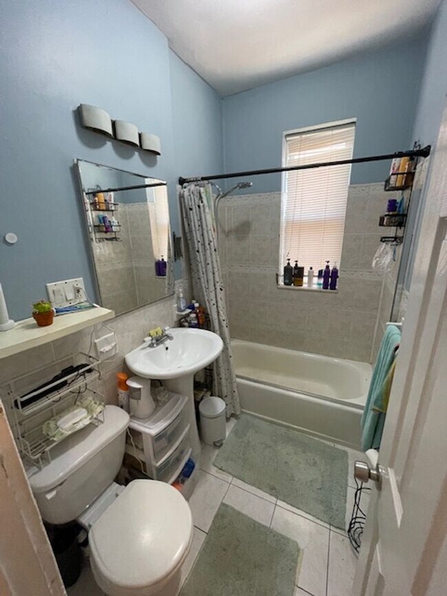 Building Photo - Don't miss out on this 3 bed 1 bath