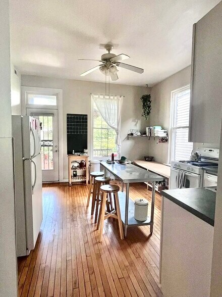 Primary Photo - 1341 N Maplewood Ave