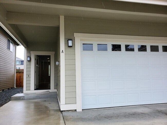 Building Photo - 6909 Delaney Ln NE