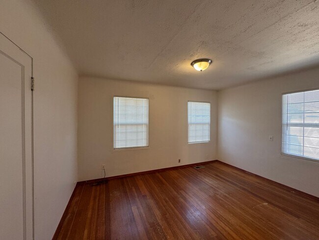 Building Photo - 1320 Beaudry Rd
