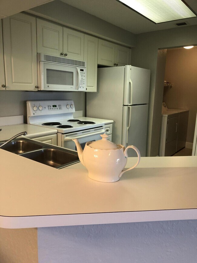 Building Photo - 3023 Alcazar Pl