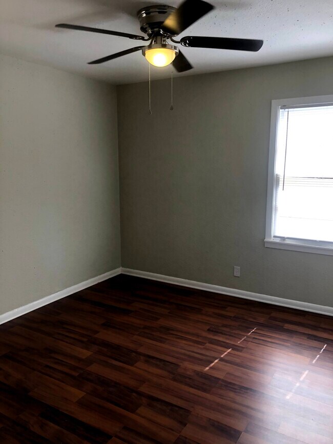 Building Photo - 611 McEwen St