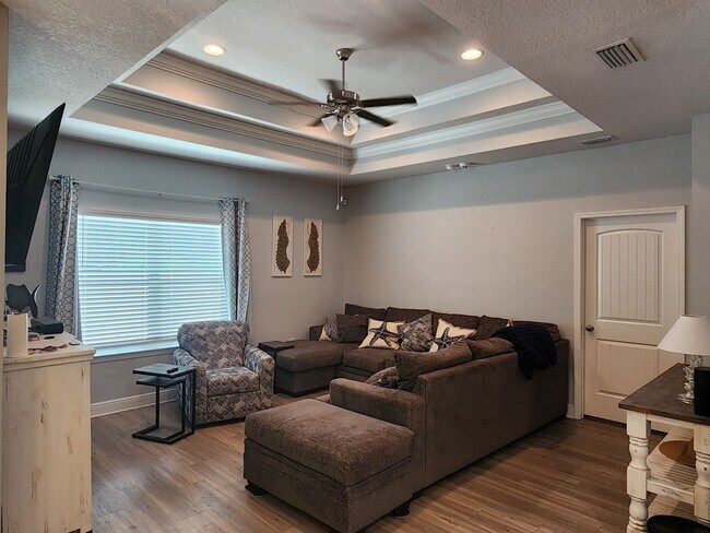 Building Photo - 104 Moonraker Cir