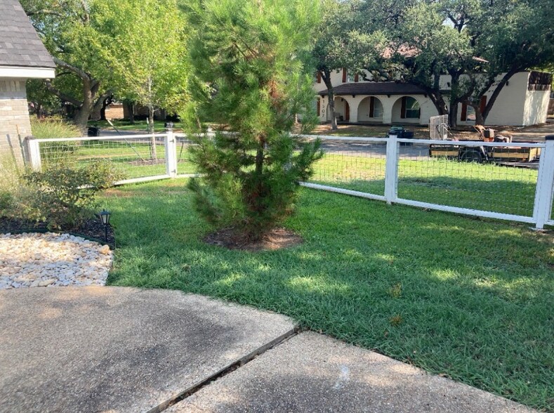 Building Photo - 1506 Oak Hollow Dr