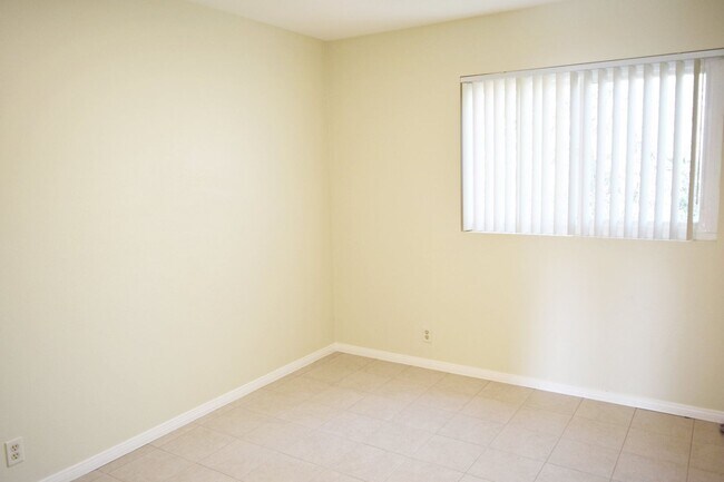 Building Photo - Upstairs 2BR/1BA North Park Apt with Assigned Parking and Laundry On-Site!