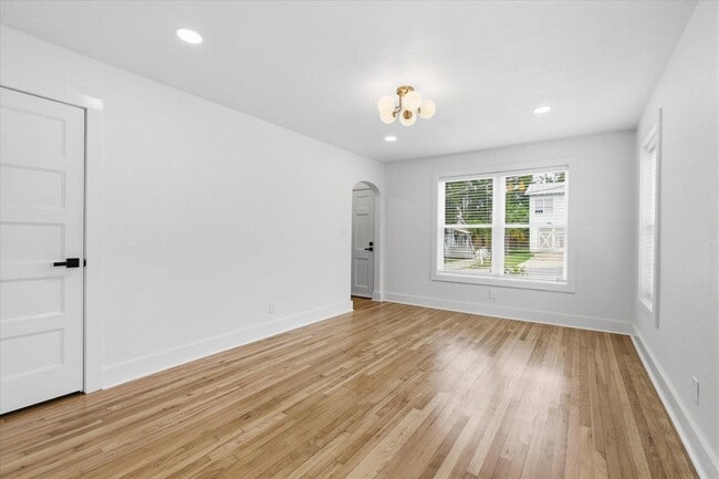 Building Photo - 421 E Jennings St