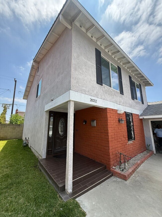 Building Photo - AWESOME 4 BEDROOM 3 BATH HOME