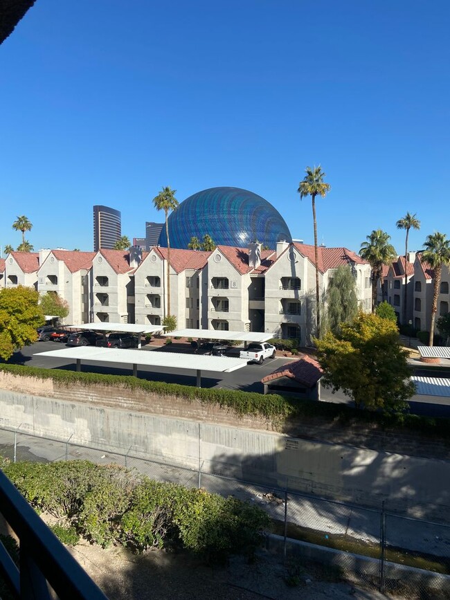 Building Photo - Amazing 2 bedroom furnished condo 1 block ...