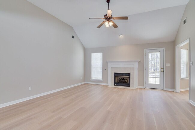 Building Photo - 1215 Pinnacle Dr
