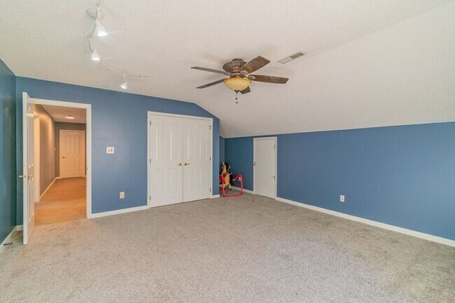 Building Photo - Beautiful 4-bedroom 2.5 bath home in desirable Brownes Ferry subdivision