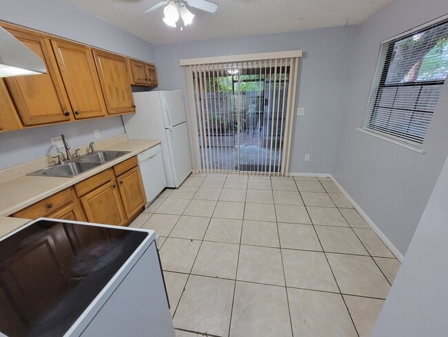 Building Photo - 4846 Royal Palm Ave