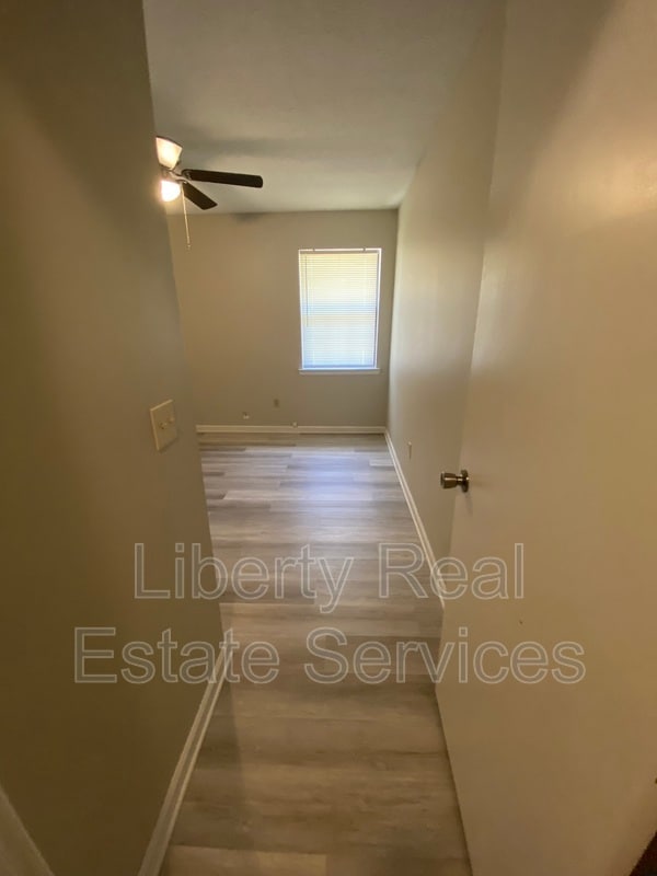 Building Photo - 105 Maid Marian Ct