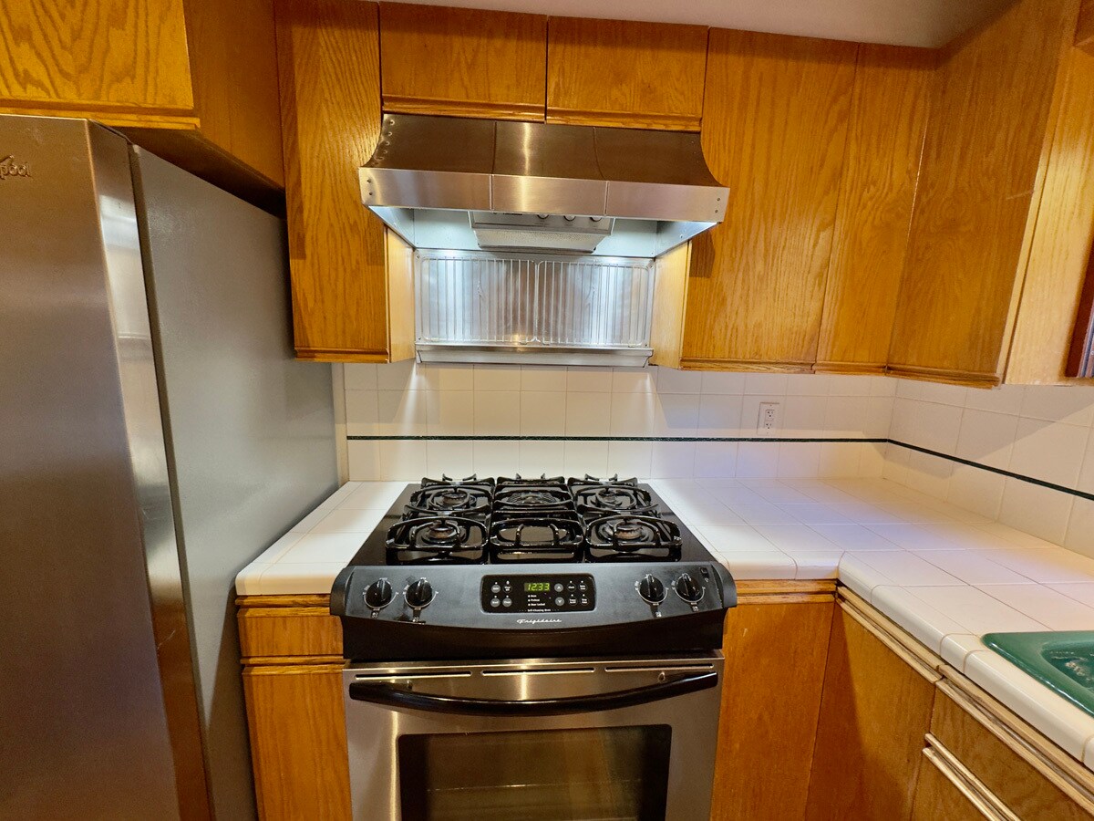 Building Photo - 6583 Valley View Rd