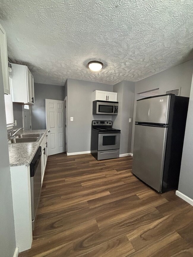 Building Photo - Spacious 4 Bedroom 1.5 Bath House!!