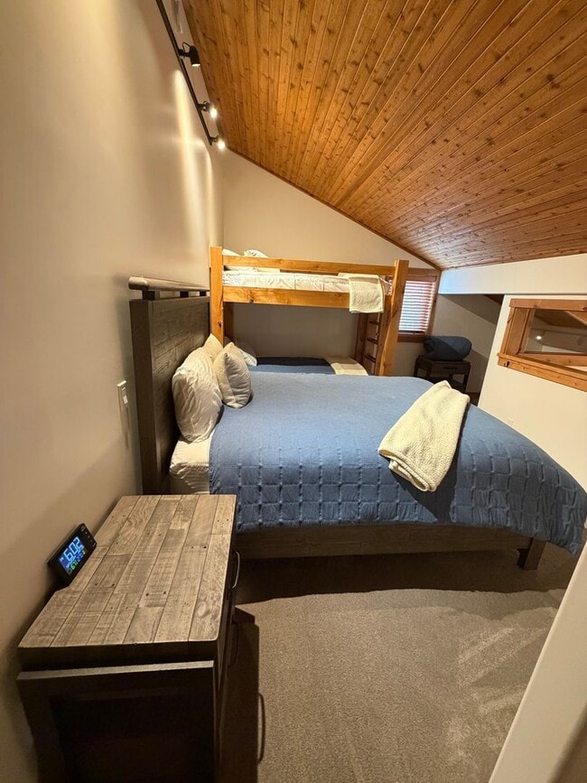Building Photo - Fully Furnished 2 Bedroom + Loft, 2 Bath Mountain Retreat | Remodeled Sunny Slopes Home | 4-12 Mo...
