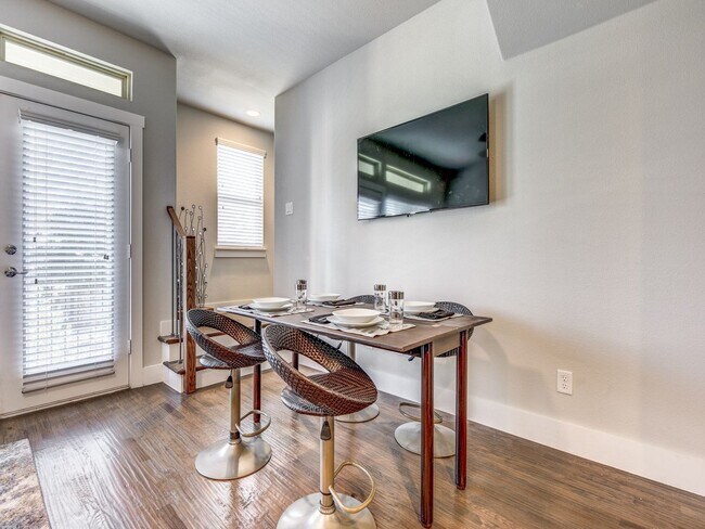 Building Photo - Rooftop Evenings, 3 bedroom 3 bath Condo. ...