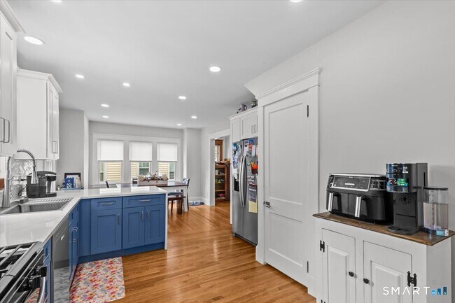 Building Photo - 653 Forest Rd