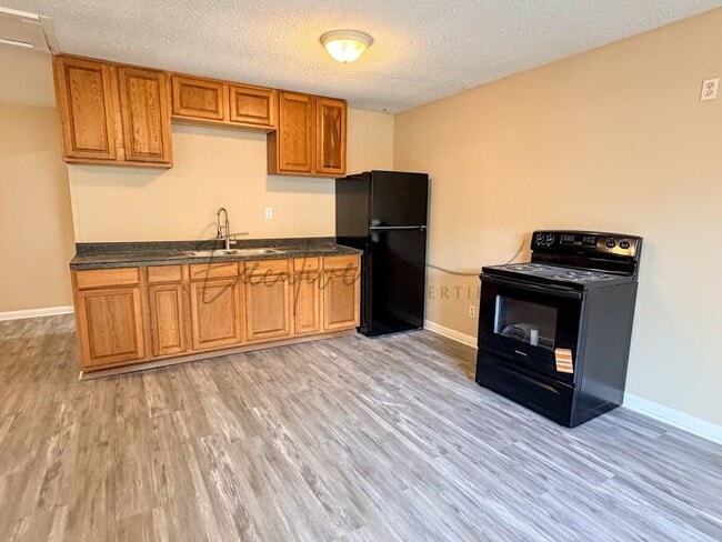 Building Photo - Updated Studio Apartment for $695 – New Appliances