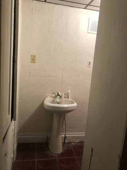 Bathroom - 239 Zara St
