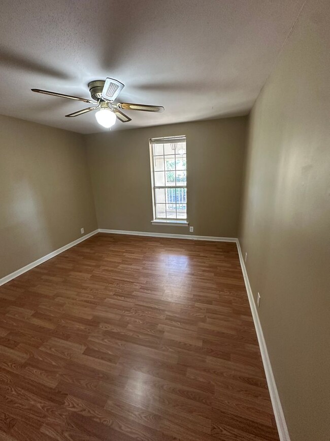 Building Photo - Cute 2 Bed 2 Bath Condo Near MTSU