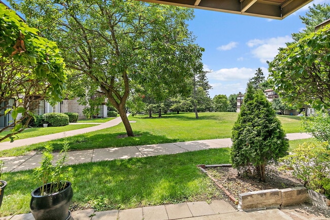 Building Photo - 522 E Spruce Dr