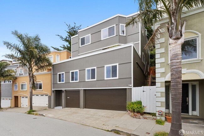 Building Photo - 628 Los Palmos Dr