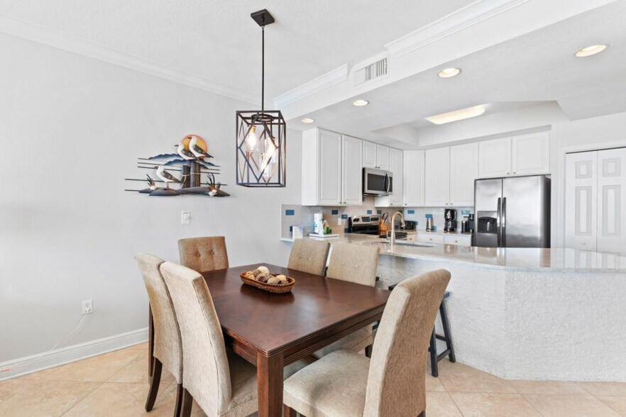 Building Photo - 365 E Beach Blvd