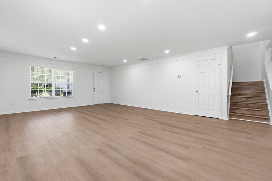 Building Photo - 3050 Centerglen Ln