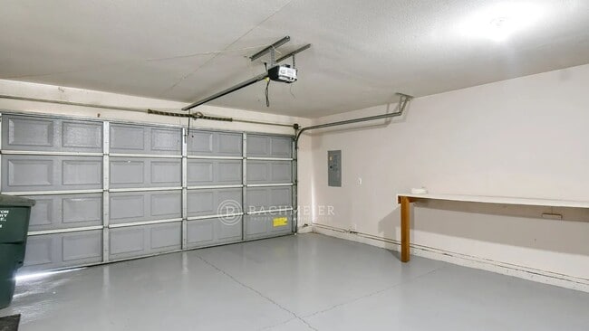 Building Photo - 3 Bed, 2 Bath Townhome