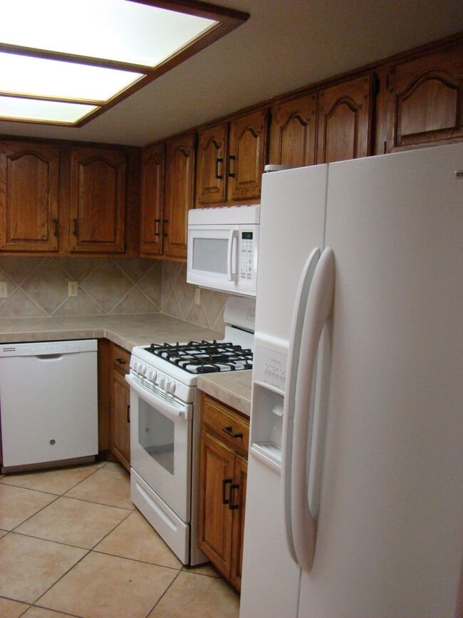 Building Photo - Spacious 3 bedroom, 3 bath, condo with a l...