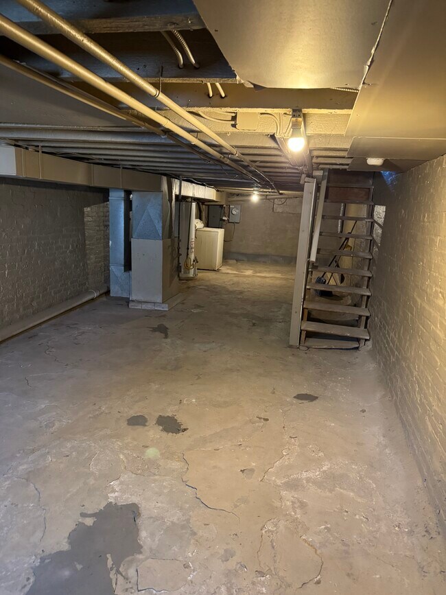 Building Photo - 716 N Milton Ave