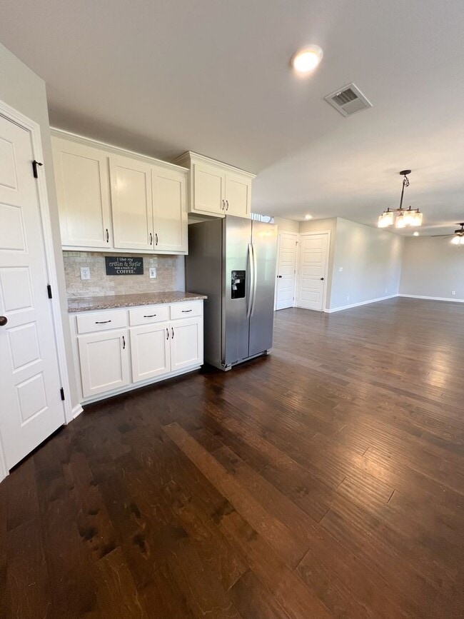 Building Photo - Must See-Stunning 5-Bedroom Home in 37043!!