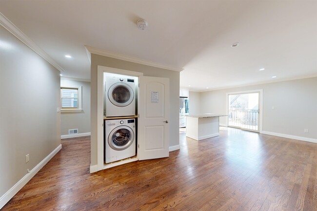 Building Photo - 59B Bleecker St