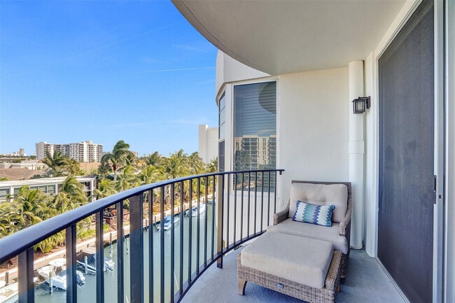 Building Photo - 3051 NE 48th St