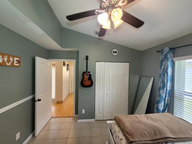 Building Photo - 10674 Oak Bend Way