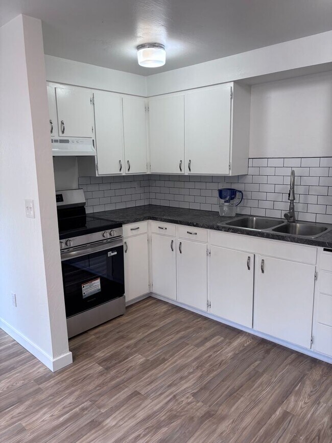 Building Photo - BIR225