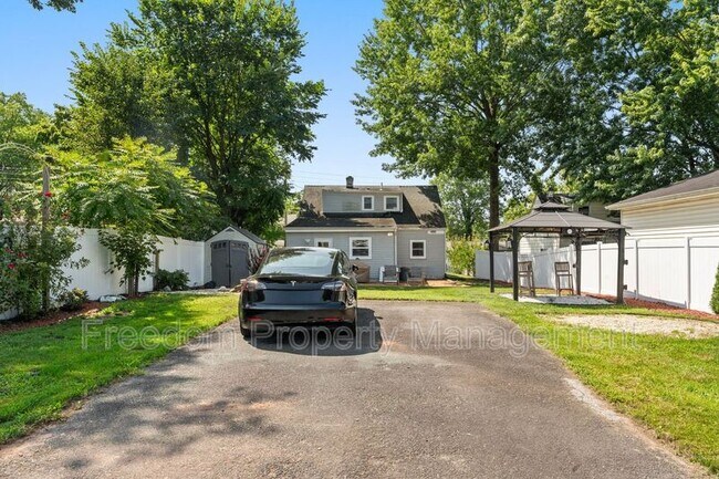 Building Photo - 194 Holden Dr