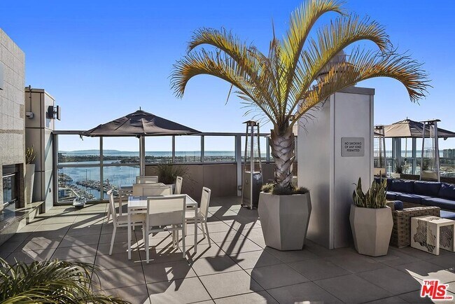 Building Photo - 13700 Marina Pointe Dr