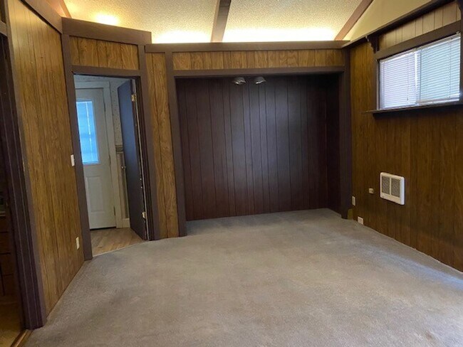 Building Photo - 4 bedroom 2 bath home with workshop