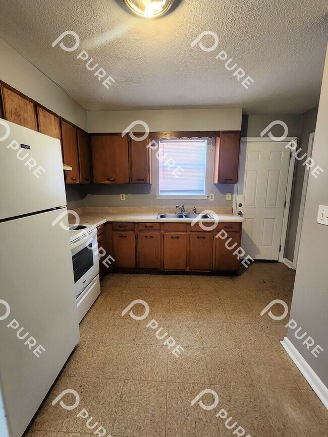 Building Photo - 14020 SW Wyandotte Dr
