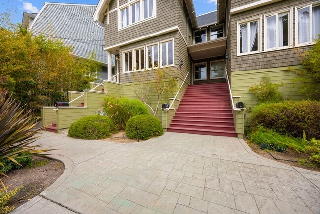 Building Photo - Sun Soaked 2 bedroom 1 bath unit off Piedm...