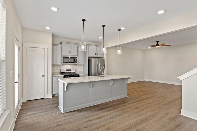 Building Photo - Perfectly Appointed Greenville Townhome 3bed/2.5 bath