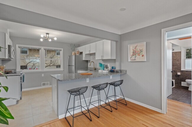 Building Photo - 248 Ruth St N