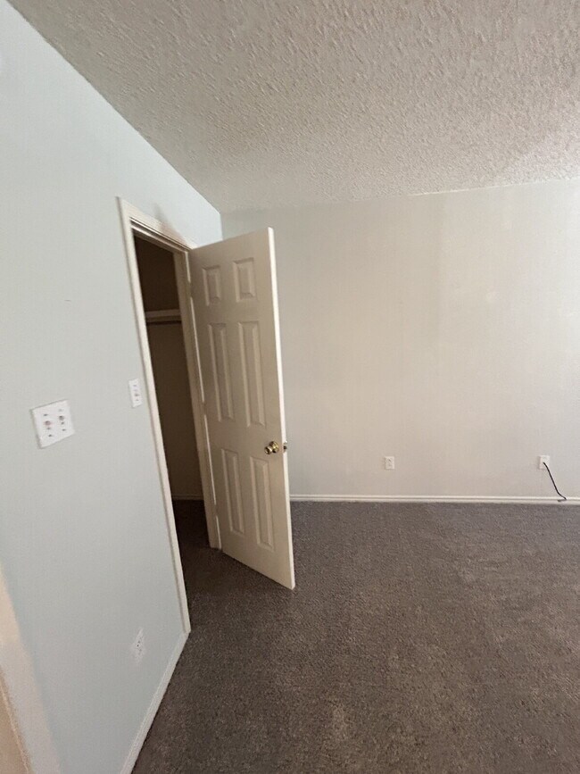 Building Photo - Nice Three Bedroom - Northridge