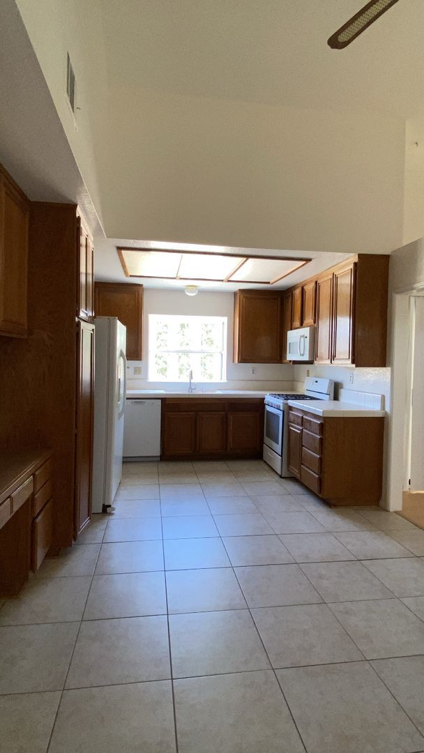 Building Photo - Quartz Hill Single Story Home (TENANT OCCUPIED - DO NOT DISTURB OCCUPANTS)