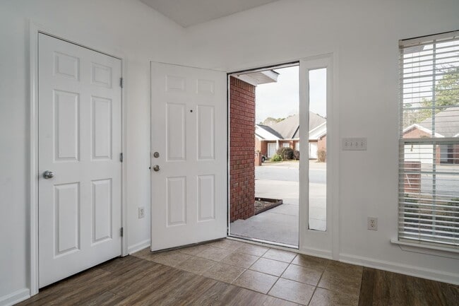 Building Photo - Charming and Newly Renovated 3 Bedroom 2 Bath Home Available Now!