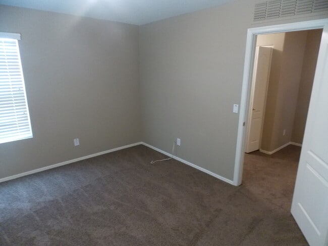 Building Photo - Recently Remodeled 3 bed/2.5 Bath with Washer/Dryer